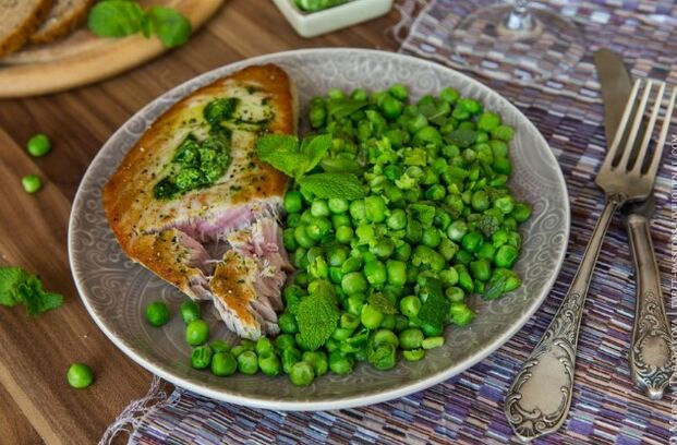 Abendessen mit grünen Erbsen