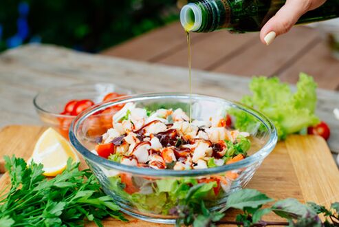Salat aus Kräutern und Gemüse für die richtige Ernährung