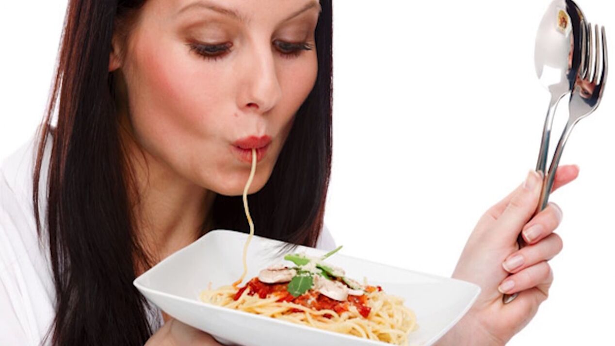 Frau isst Spaghetti zum Abnehmen des Bauches