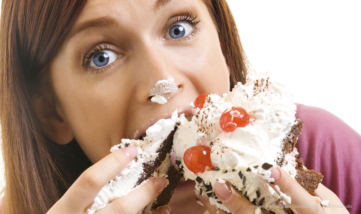 Mädchen, das Kuchen isst und besser wird, wie man Gewicht verliert