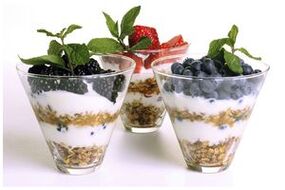 Haferflocken mit Joghurt und Beeren für die richtige Ernährung und Gewichtsabnahme